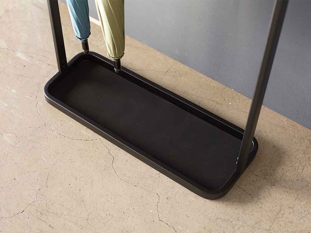 YAMAZAKI towerの天板引っ掛け傘立て、スチールと木材使用