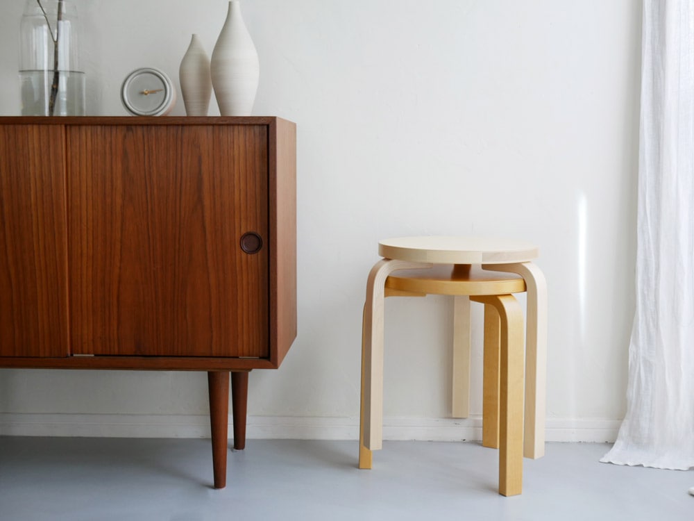 アルテック製バーチ材スツール60/E60の木製椅子、ハニーステイン仕上げでシンプルなデザイン
