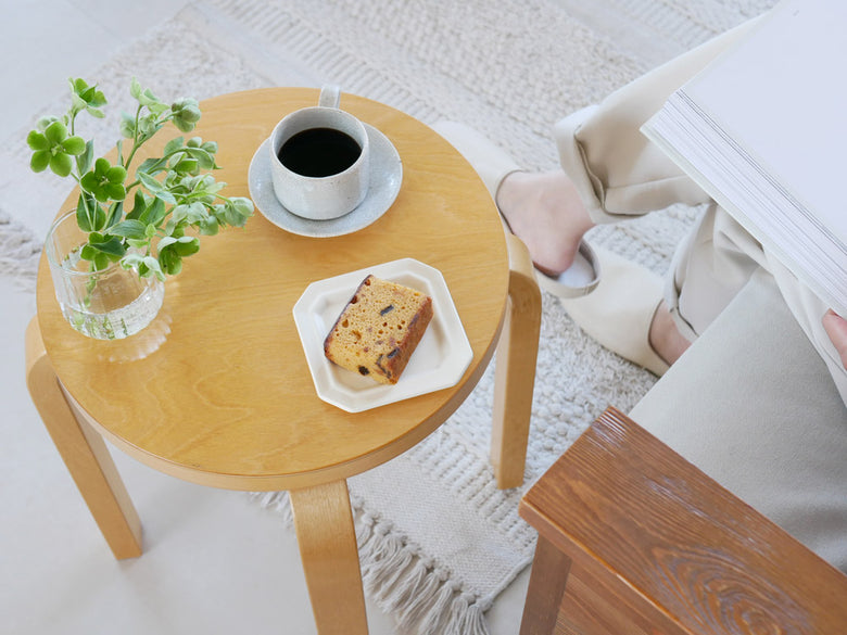 アルテック製バーチ材スツール60が木製のリビングルームに配置されている様子