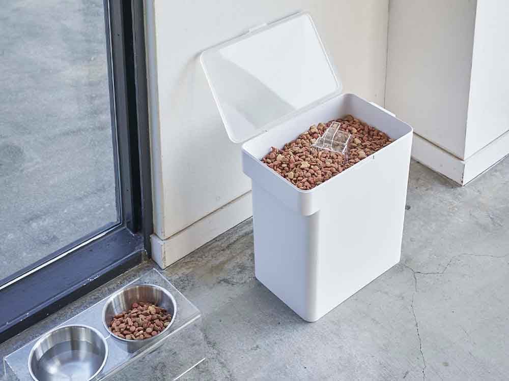 タワー密閉型米びつと計量カップ