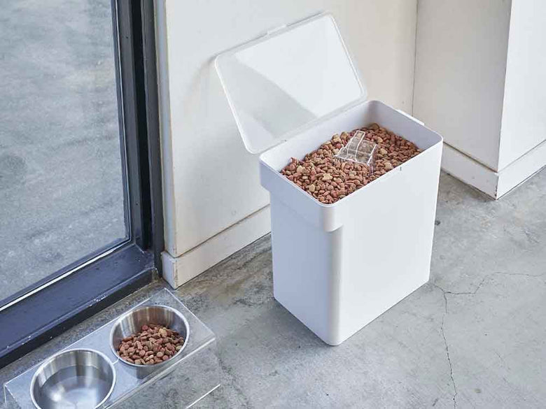 タワー密閉型米びつと計量カップ