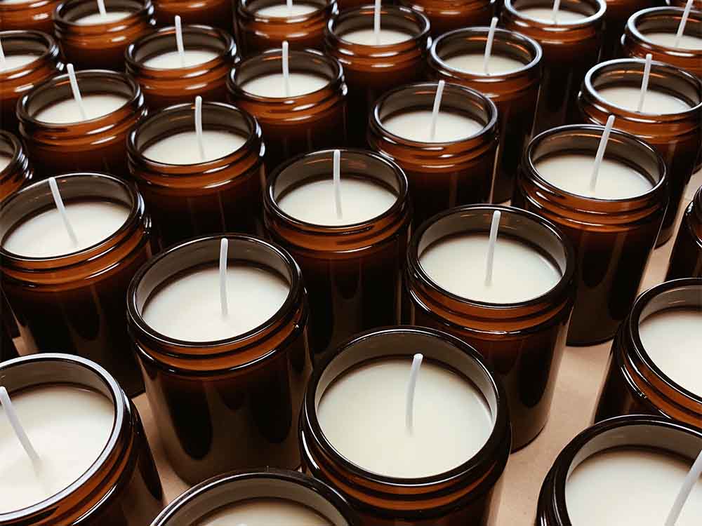 FARIBOLESのアロマキャンドルが炎を灯す