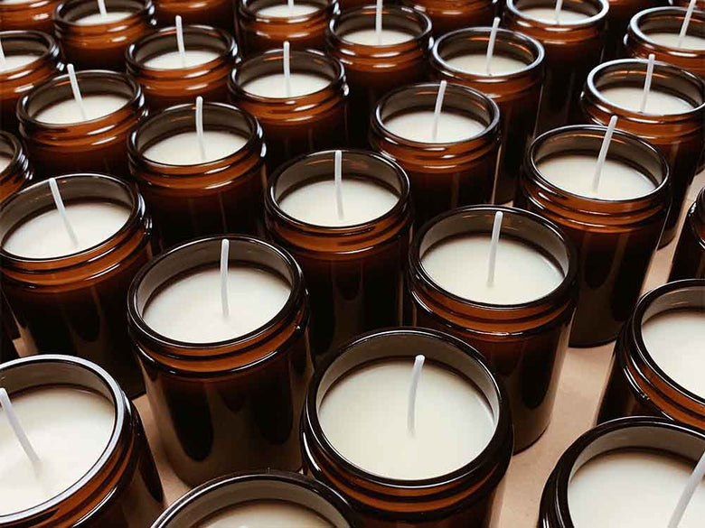 FARIBOLESアロマキャンドルの炎が灯る
