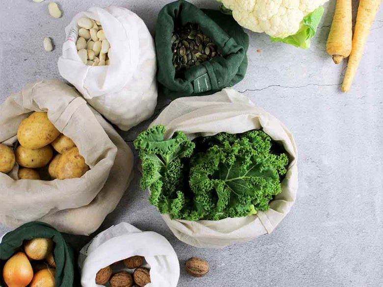 オーガニックコットンのエコバッグと新鮮な野菜