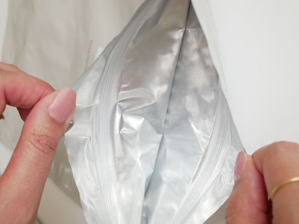 MARNAブランドの銀色パン冷凍保存袋2枚入りパッケージ