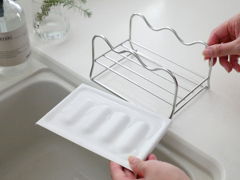 UtaUマルチスタンドに皿やソープディッシュが載ったキッチントレイ