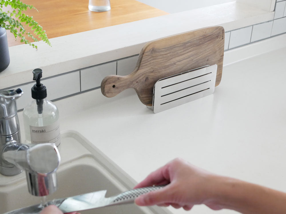 UtaUのステンレス製包丁まな板スタンドがキッチンカウンターに置かれている