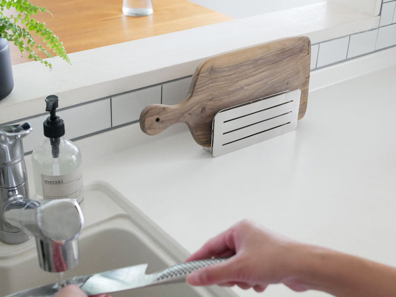 UtaUのステンレス製包丁まな板スタンドがキッチンカウンターに置かれている