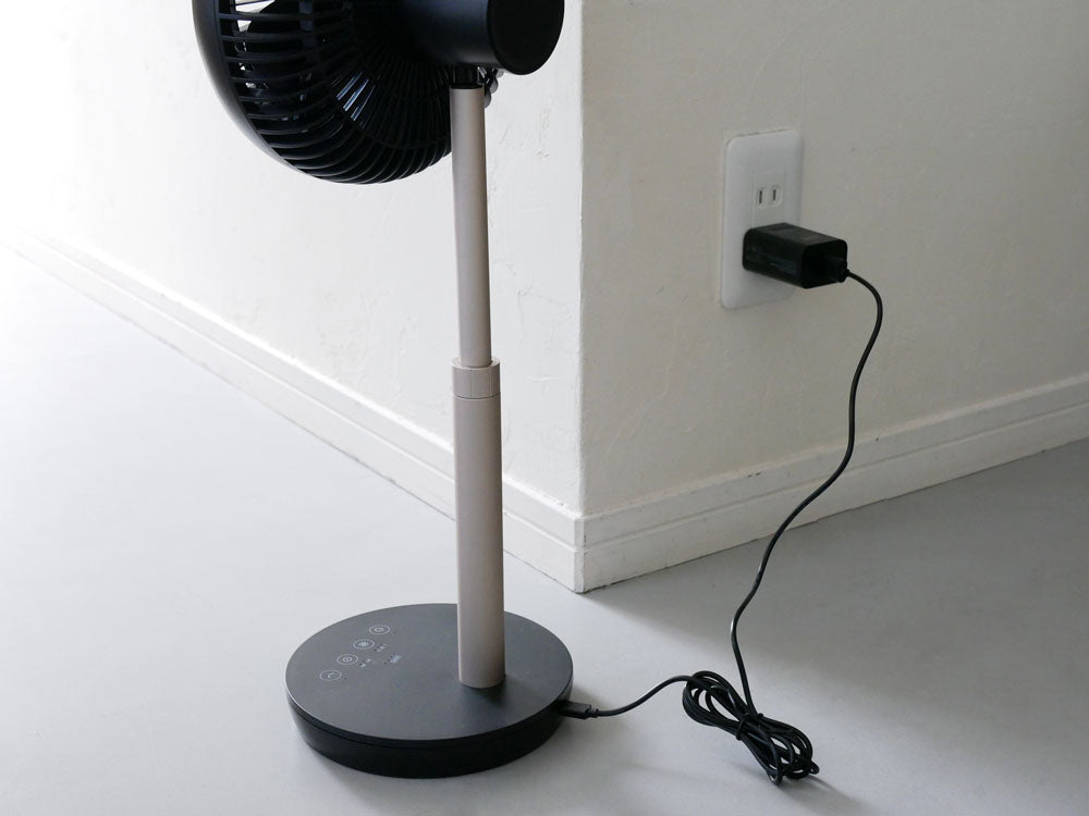 THREEUPの充電式スマートデザインファン、シルバー