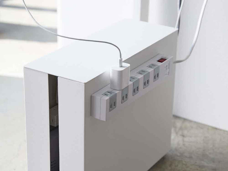 銀色のキャスター付きケーブル収納ラック