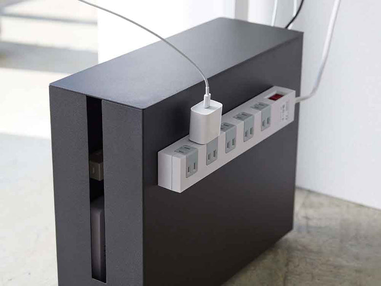 YAMAZAKIタワーのキャスター付き銀色ケーブル収納ラック