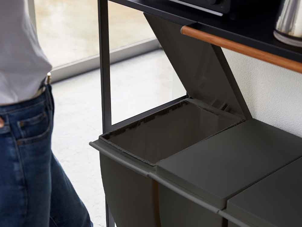 スチール製タワー棚に置かれた観葉植物