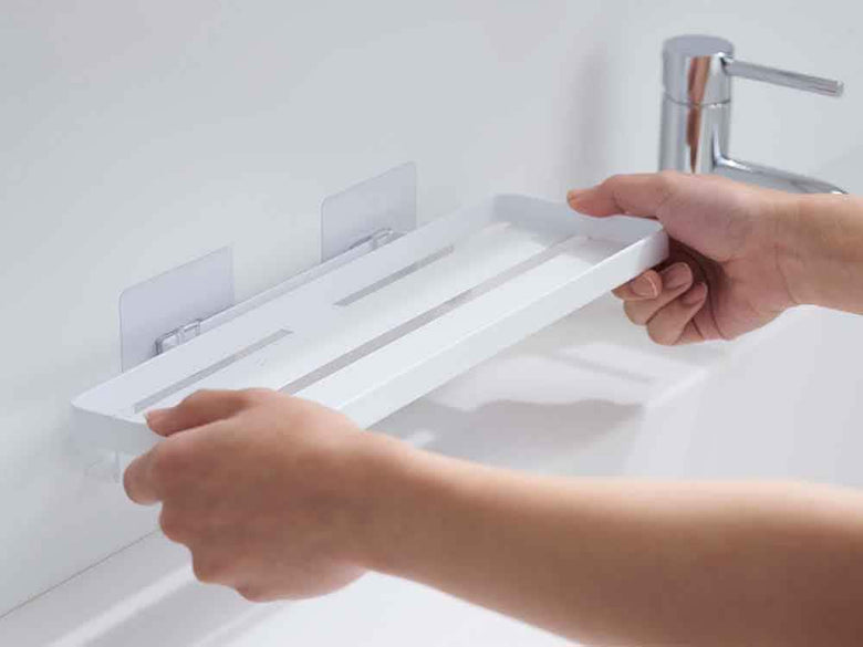 シンク上のプラスチック製石鹸ディスペンサーと蛇口