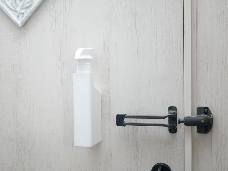 タワーのマグネットスプレーボトルが壁に取り付けられている画像