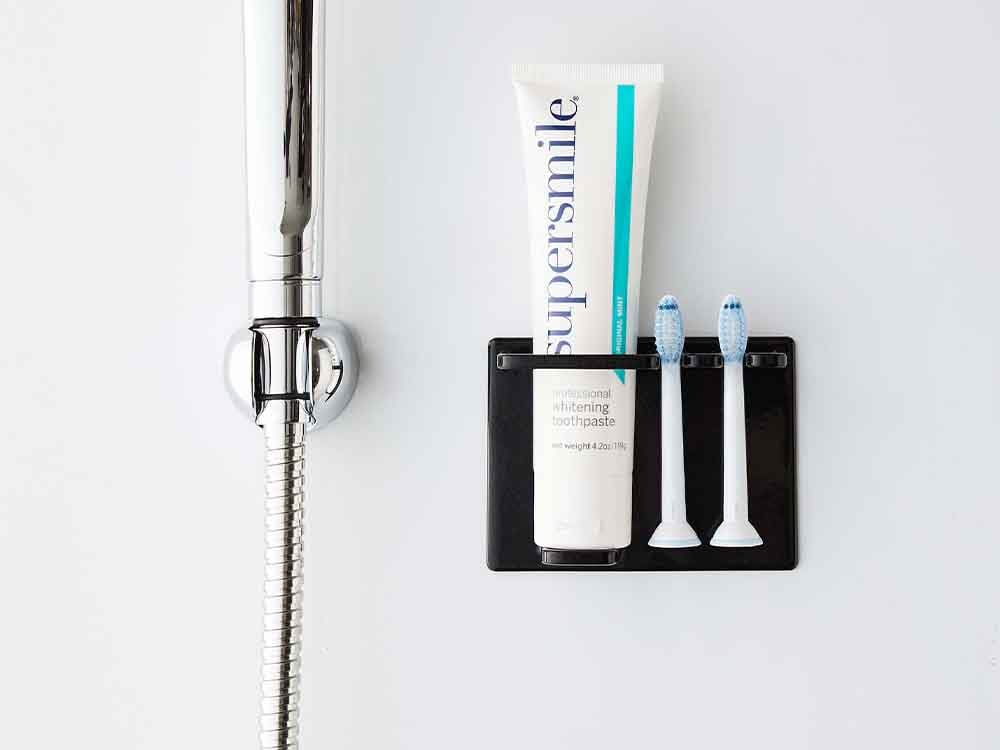 マグネット式トゥースブラシホルダーに歯ブラシが収納されたバスルーム
