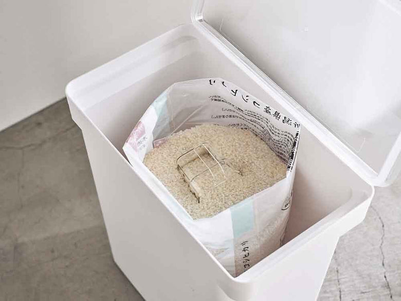 タワーの密閉米びつと計量カップ