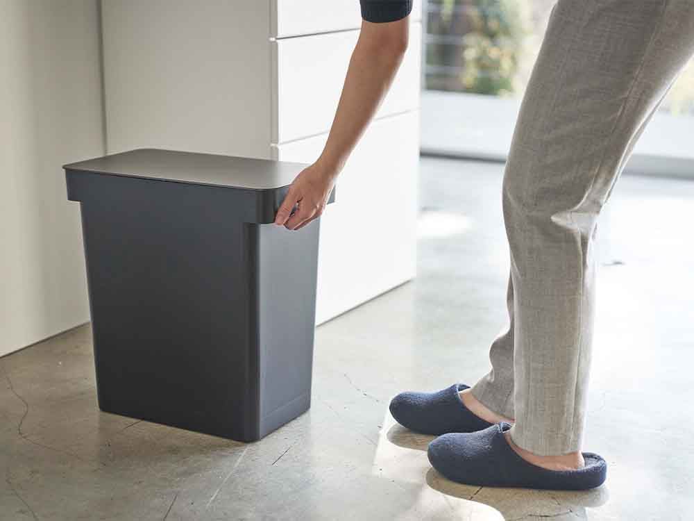 YAMAZAKIタワーの密閉プラスチック米びつと計量カップ