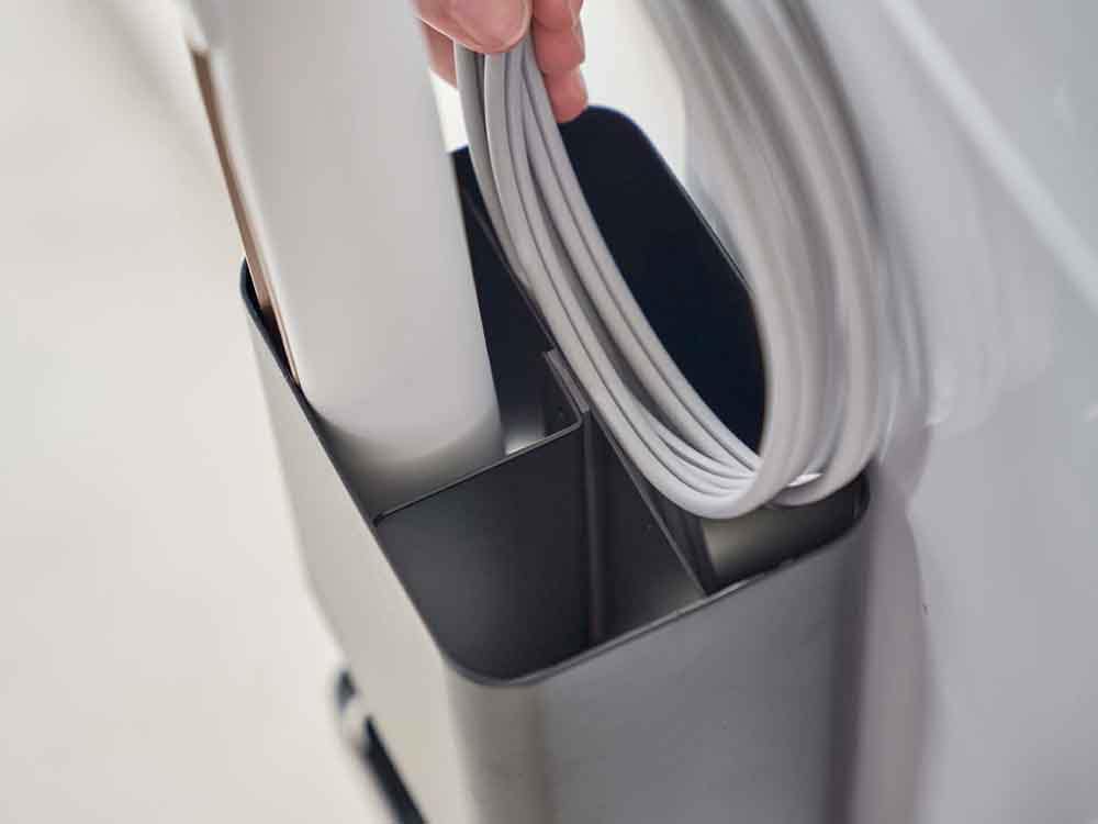 銀色のマグネット付きヘアアイロンとコード収納ホルダー