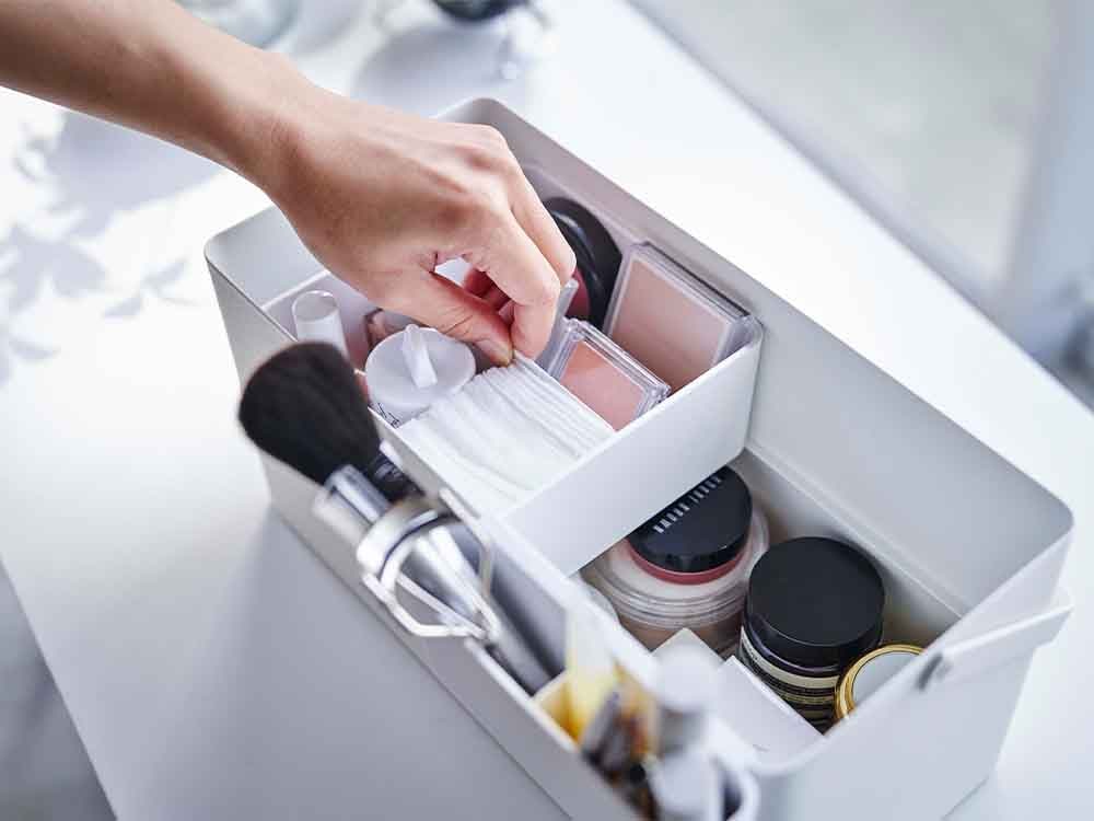 YAMAZAKIタワーメイクボックスにブラシと化粧品