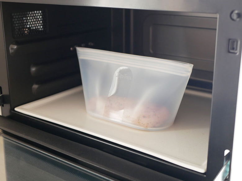 ジップトップのプラチナシリコーン製ディッシュが電子レンジ内で調理中の様子