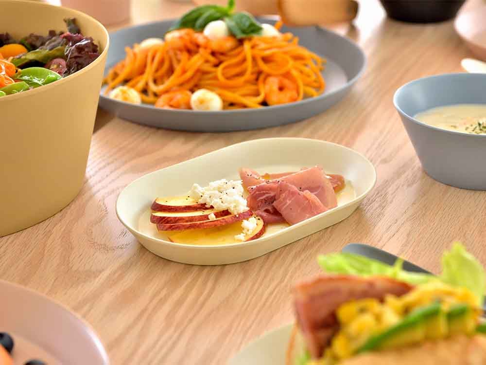 楕円形バンブーメラミンプレートに盛られた果物