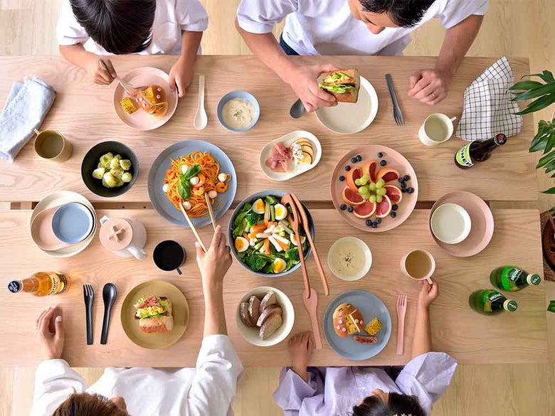 【usumono】サラダボウルに盛られた新鮮なサラダ