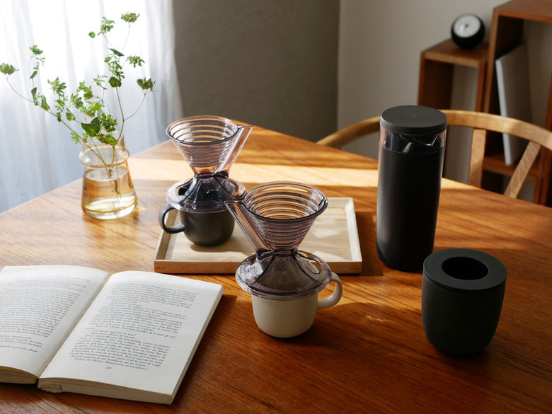 マーナのコーヒー計量キャニスターとカップ