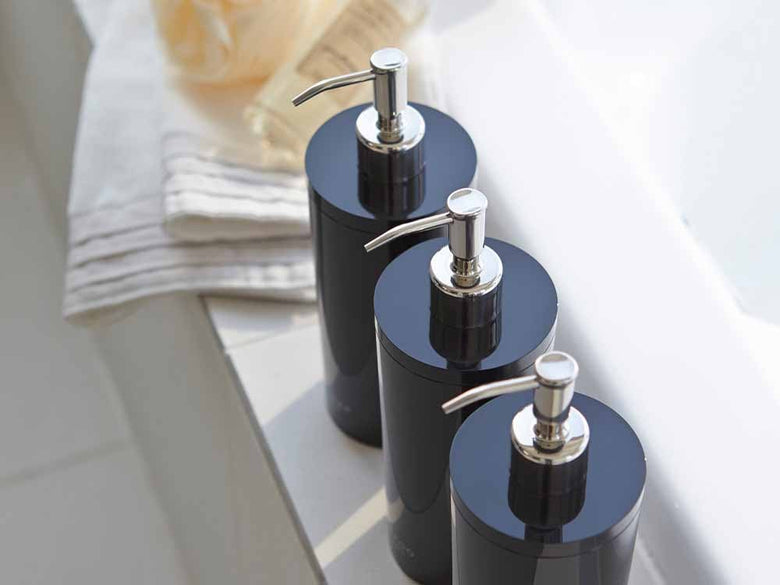 浴室の洗面台に置かれたYAMAZAKI/tosca製ツーウェイディスペンサー ラウンド