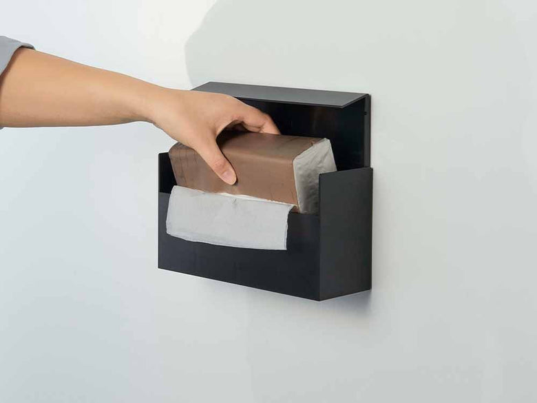 YAMAZAKI/towerのウォールペーパーホルダーとトイレットペーパー