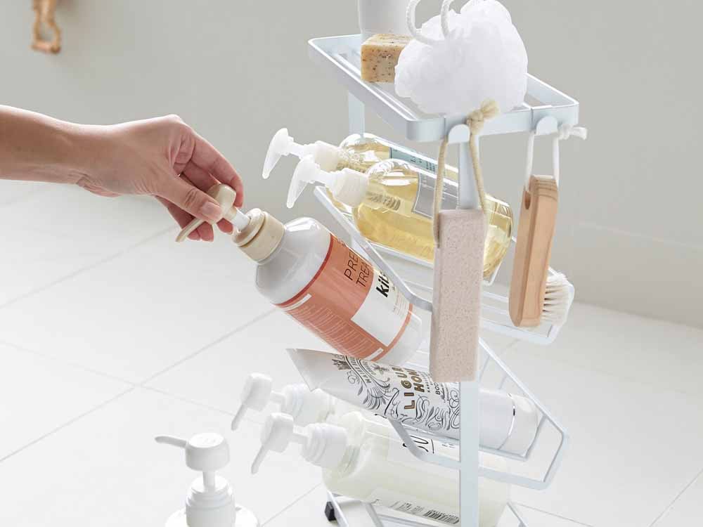 YAMAZAKI/tosca製【タワー】バスボトルラック。高さ44cmのスチール製ラックにソープディスペンサーや化粧品ボトルが収納されており、キッチンやバスルームでの整理に最適です。
