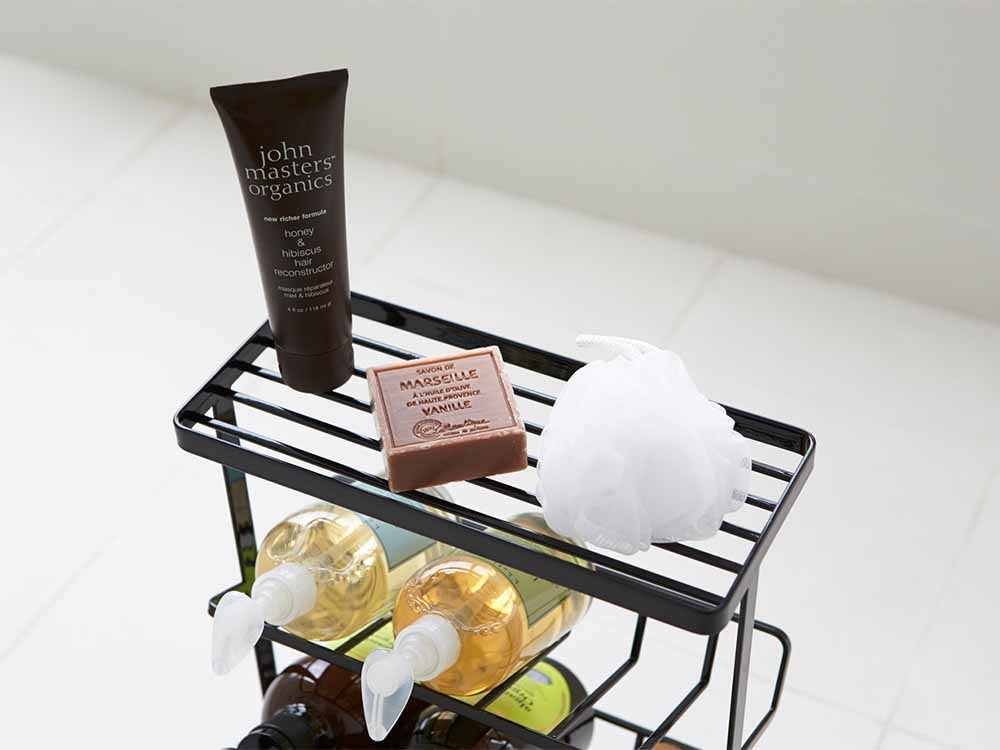 YAMAZAKI/tosca製タワーバスボトルラックにスチール製シェルフ上にボトルや化粧品が陳列されている様子