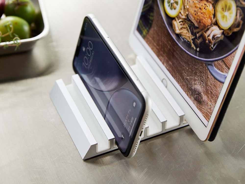 YAMAZAKIタワー製タブレットスタンドとスマホ