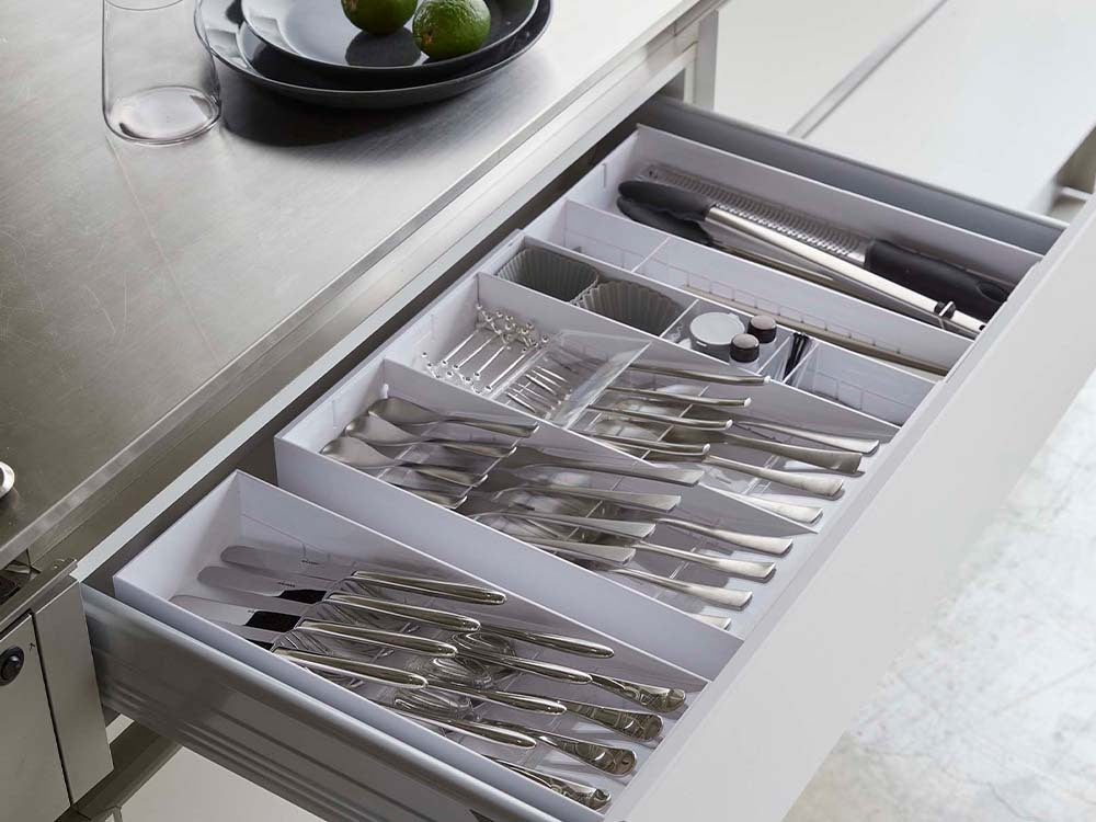 キッチンの引き出しに収納されたタワー立体斜めカトラリーケース
