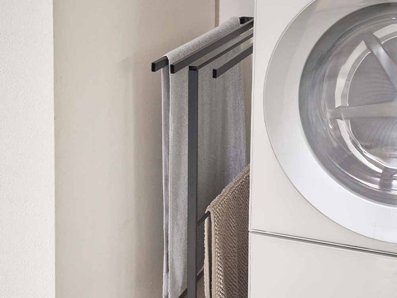 タワーブランドのスリムバスタオルハンガーが洗濯室に設置されている