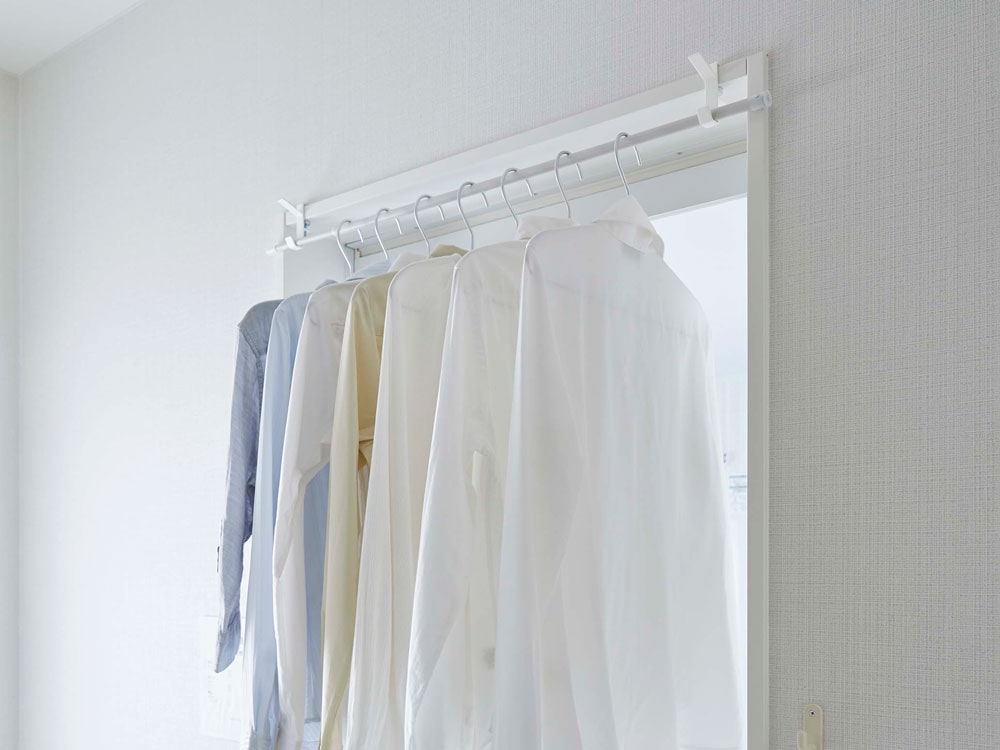 クローゼット内に設置された2個組の室内物干しフック