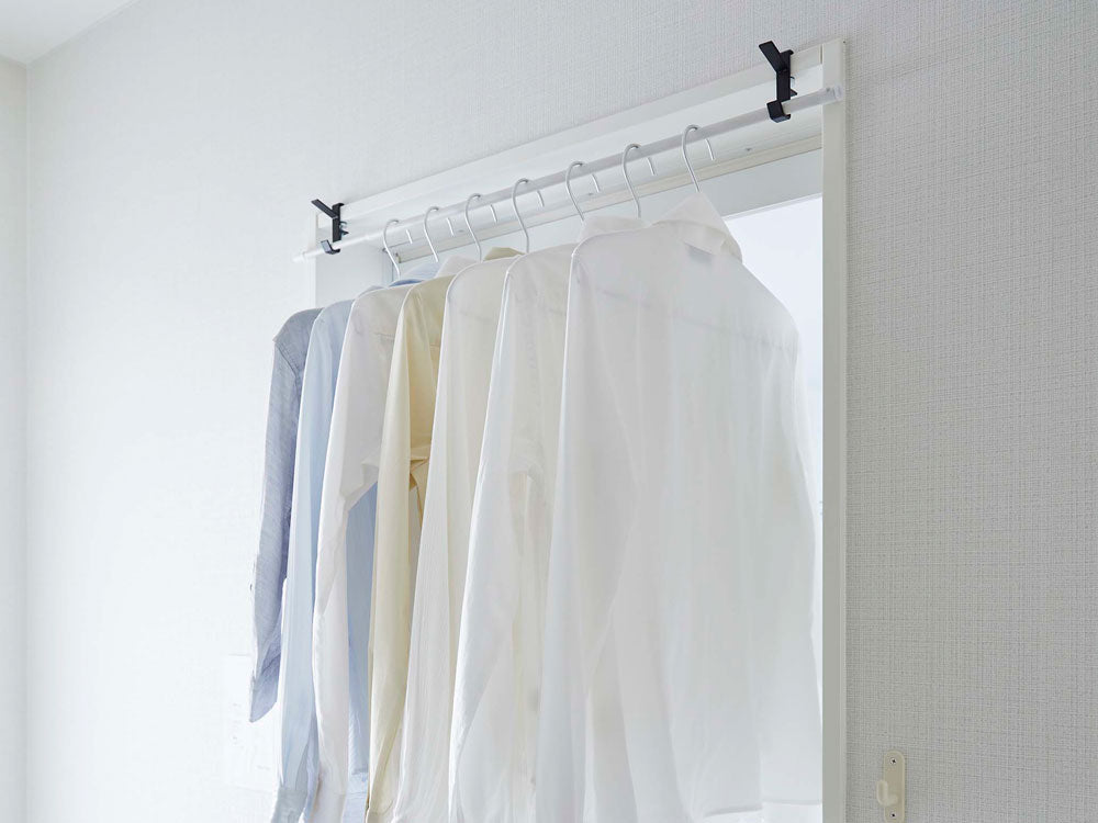 クローゼットに設置されたタワー室内物干しフック2個