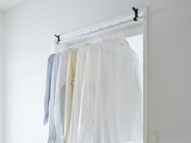 クローゼットに設置されたタワー室内物干しフック2個