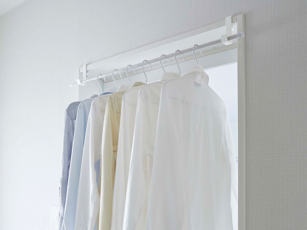 クローゼット内に設置されたタワー物干しポールホルダー2個