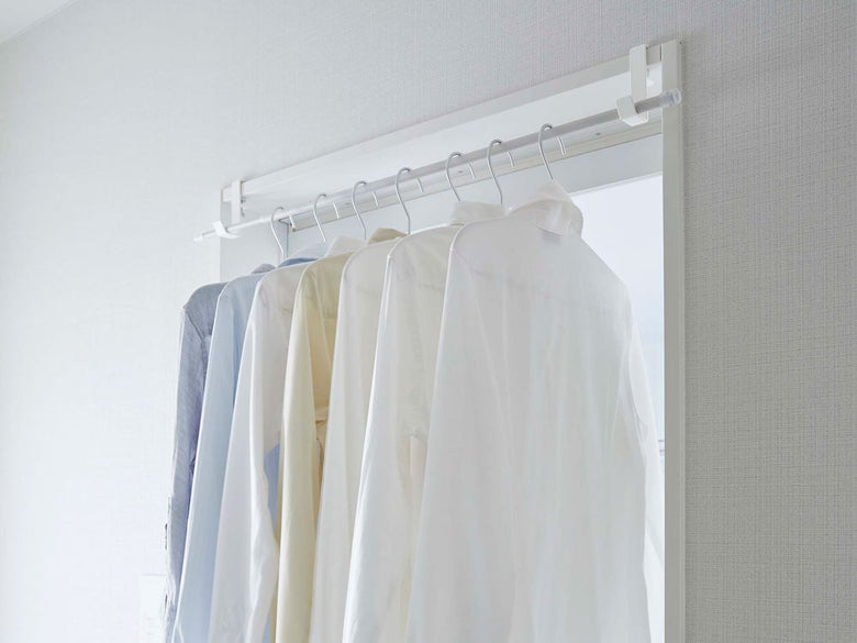 クローゼット内に設置されたタワー物干しポールホルダー2個