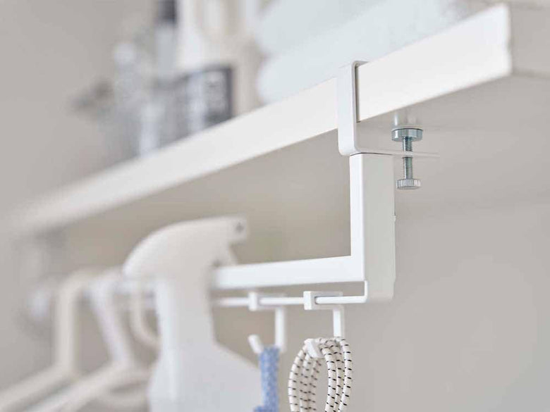 棚下に設置されたタワー伸縮収納ハンガー