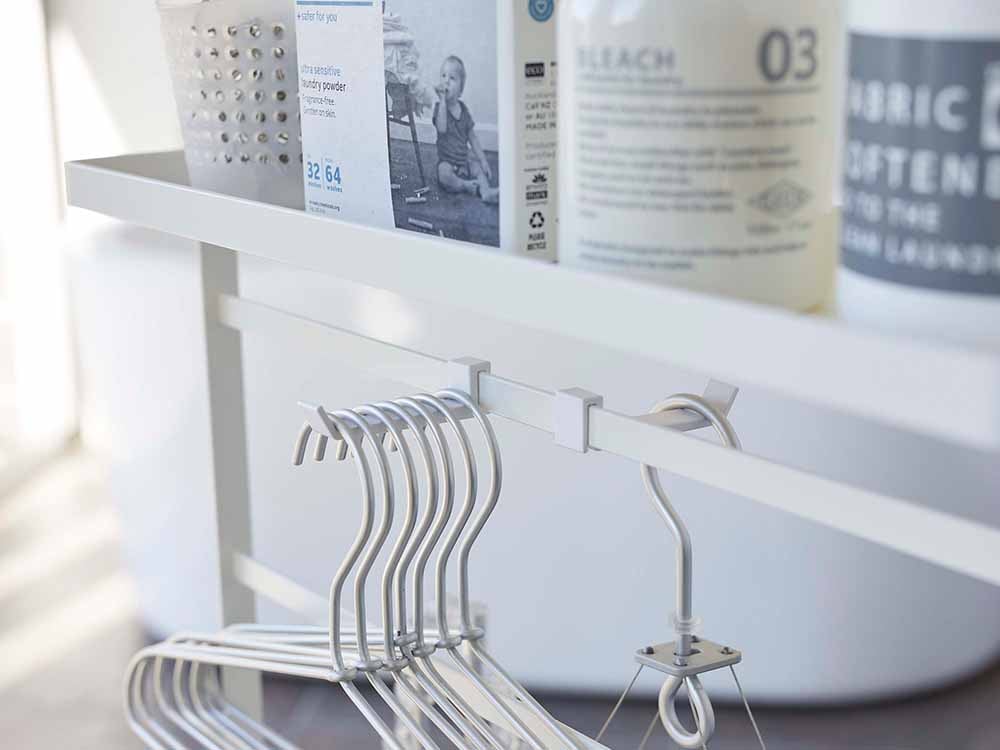 ヤマザキタワーの洗濯用品収納ワゴン、棚とハンガー付き