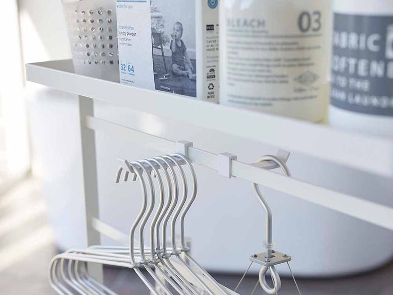 ヤマザキタワーの洗濯用品収納ワゴン、棚とハンガー付き