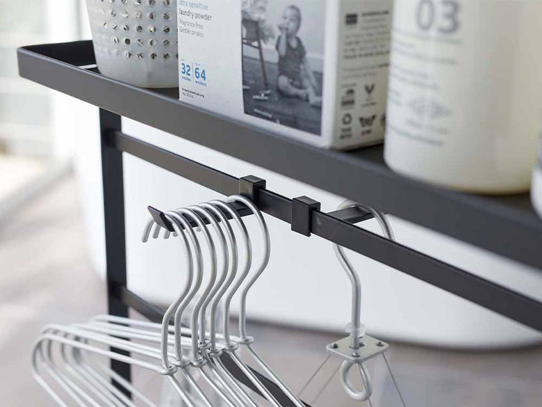 タワー洗濯用品収納ワゴンの棚とハンガー