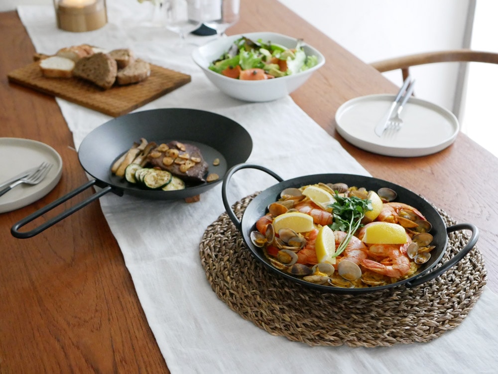 あやせものづくり研究会の鉄製フライパン「テツパン」で野菜を調理中