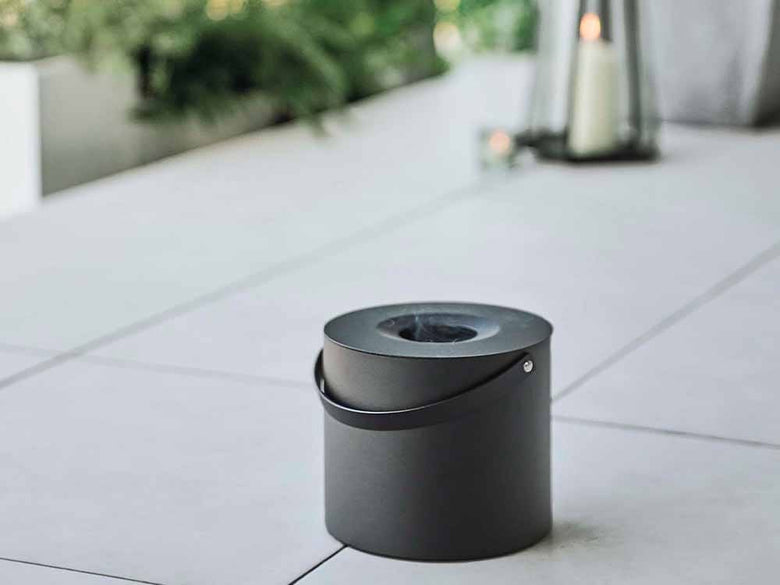 銀色の円柱型蚊取り線香収納ポット