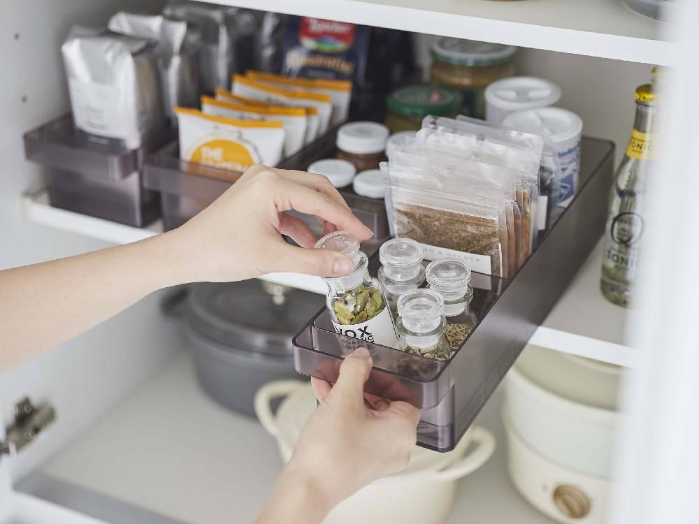 冷蔵庫棚に設置されたタワー収納仕切り