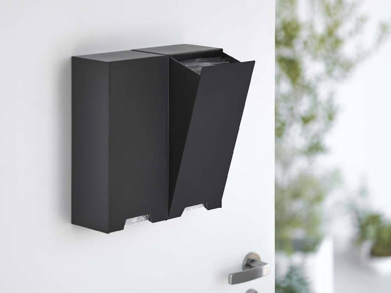 灰色のタワーマスク収納ケースを壁に設置