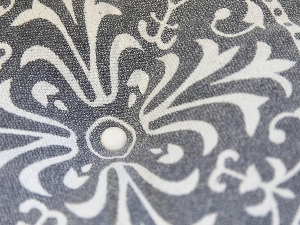 ブラウンとシルバーの模様が特徴的なソファ