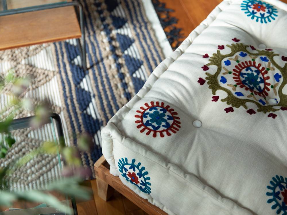 a.depecheブロックマルチソファとカラフルなクッションが配置された室内