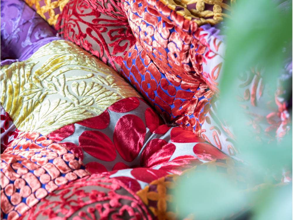 赤とピンクのパッチワーククッション